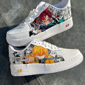 Könnte beinhalten: Weiße Turnschuhe mit individuellen Anime-Kunstwerken. Die Schuhe zeigen detaillierte Illustrationen von Anime-Charakteren in leuchtenden Farben. Das Wort "AIR" ist auf die Seite der Sohle gedruckt. Ein einzigartiges und künstlerisches Schuhdesign.