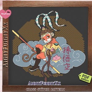 Peut inclure: Motif de point de croix représentant un singe de dessin animé avec un bâton, assis sur un nuage. Le motif comprend du texte en anglais et en chinois, sur fond sombre dans un cadre en bois. Le motif est intitulé "ANNYFUNNYXX".