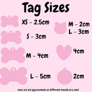 Puede incluir: Gu&iacute;a de tallas de etiquetas para mascotas en rosa con el texto "Tag Sizes". Incluye formas de hueso, gato, coraz&oacute;n y c&iacute;rculo. Las tallas van desde XS a 2,5 cm hasta L a 5 cm.