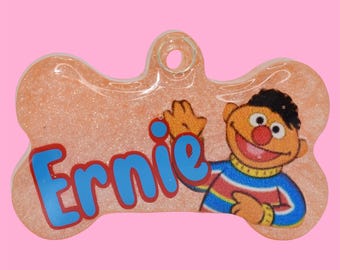 Ernie / Placa de identificación de resina para perro / Dije de collar de identificación hecho a mano / Nombre personalizado para mascota / Accesorios para cachorros / Regalo para nuevo dueño / Placa con personaje