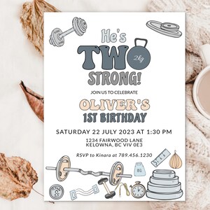 Può includere: Un invito di compleanno blu chiaro e beige con il testo "He's Two Strong!" e "Oliver's 1st Birthday". L'invito presenta un'illustrazione di cartoni animati di un manubrio, un kettlebell e altre attrezzature da palestra.
