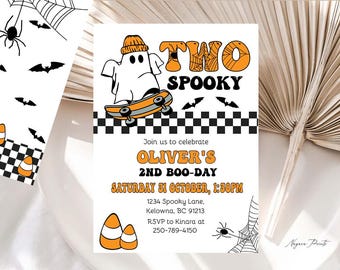 Puede incluir: Invitación con temática de Halloween con un fantasma en monopatín, las palabras "Two Spooky" y detalles del evento. El diseño incluye murciélagos, arañas y caramelos de maíz, con el texto "Oliver's 2nd Boo-Day" y la fecha.