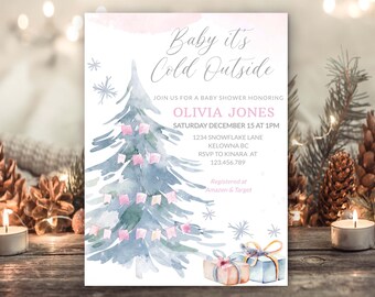 Puede incluir: Una invitación a un baby shower con un diseño de acuarela. La invitación presenta un árbol de Navidad con banderines rosas y blancos, copos de nieve y el texto "Baby it's Cold Outside". La invitación incluye los detalles del evento.