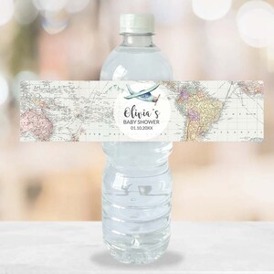 Etiquetas para botellas de agua imprimibles Tema de viaje Baby Shower Adventure Awaits Etiqueta para botella personalizada Avión Boy Shower Mapa de aviación GR1