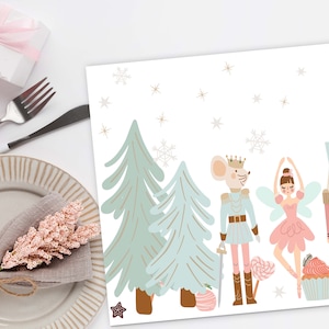 Può includere: Un tovaglietta bianca con una scena invernale che presenta un topo con una corona, una ballerina e uno schiaccianoci. La scena è ambientata in una foresta innevata con due alberi verdi. La tovaglietta è perfetta per una cena o una festa natalizia.