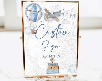 Puede incluir: Un cartel imprimible con un globo aerostático azul y blanco, un avión azul y maletas. El cartel dice "Custom Sign 5x7 inches".