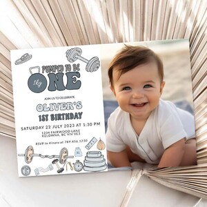 Invito modificabile per il primo compleanno "Essere un ragazzo" Annuncio di compleanno per il primo ragazzo Invito per un ragazzo forte Tema palestra con bilancieri Senza carta 0105