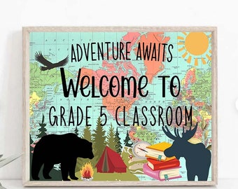 Puede incluir: Un cartel de bienvenida para el aula con un mapa del mundo de fondo. El cartel dice "Adventure Awaits Welcome to Grade 5 Classroom". Hay un oso, un alce, una tienda de campaña, una brújula y una pila de libros en el cartel.