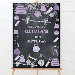 Placa de boas-vindas editável para o primeiro aniversário de uma menina forte, pôster para impressão de 1º aniversário de uma menina, decoração para festa temática de academia com halteres, 0105