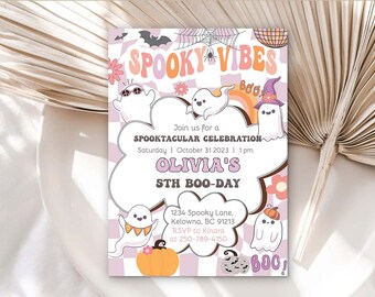 Peut inclure: Une invitation rose et blanche sur le thème des fantômes. L'invitation indique "Spooky Vibes" et "Olivia's 5th Boo-Day". Elle comprend la date et l'heure de l'événement, l'adresse et les informations de RSVP.