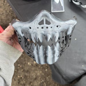 Máscara de calavera zombi pintada a medida para paintball, airsoft y cosplay.
