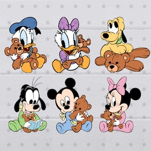 Puede incluir: Una colección de personajes de dibujos animados, incluyendo el Pato Donald, Daisy, Pluto, Goofy, Mickey Mouse y Minnie Mouse, cada uno sosteniendo un osito de peluche marrón. Los personajes están representados en un estilo infantil, con colores suaves y contornos simples.