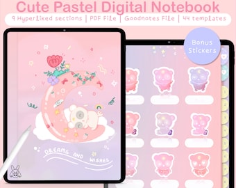 Può includere: Un quaderno digitale con uno schema di colori rosa pastello e viola. La copertina presenta un orso dei cartoni animati che dorme su una luna crescente con fiori e stelle. Il quaderno include 44 modelli e adesivi bonus.  "Dreams and Wishes" è scritto sulla copertina.