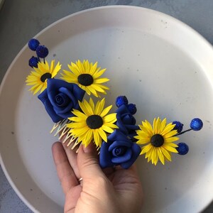 Sunflower wedding flower hair comb with classic blue roses, boho bridal hair piece, blue yellow bridal hair comb.