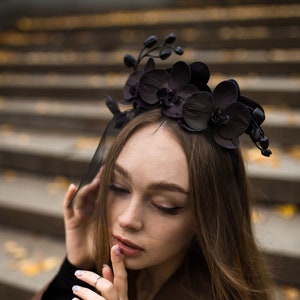 Halloween headband black orchids with  birdcage veil. Black flower crown. Bkack fascinator headband Gothic headpiece kentucky derby.