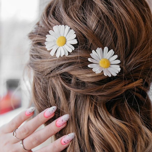 Daisy hair clips, flower hair clips hair accessories for rustic daisy wedding wedding. Trendy Hippie hair clips.