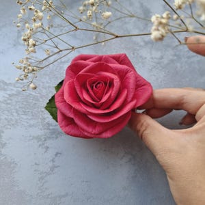 Horquilla de rosa magenta. Horquilla floral realista. Flor tiki para el cabello, accesorio floral para bodas rústicas.