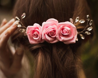 Peigne à cheveux rose rose, peigne à cheveux en forme de fleur pour cheveux de mariée pour un mariage avec une rose poudrée. Casque rose poudré.