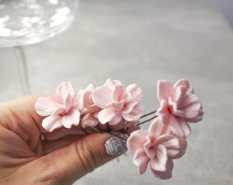 Épingles à cheveux fleur rose poudré, épingles à cheveux mariage avec petites fleurs pour mariage rose poudré.