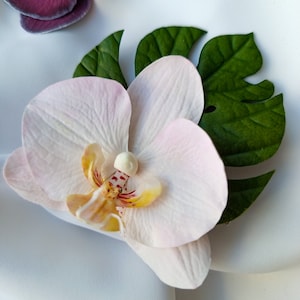 Pinza para el cabello con orquídea, flor para el cabello tiki, pinza para el cabello tropical con hoja de monstera para boda en Hawái, pinza para el cabello con flores para boda en la playa.