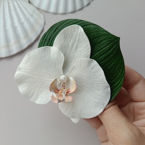 La pinza para el cabello de orquídea blanca es una pinza para el cabello con flor de cabello tiki. Pieza de pelo para boda en la playa. Pinza de pelo tropical.