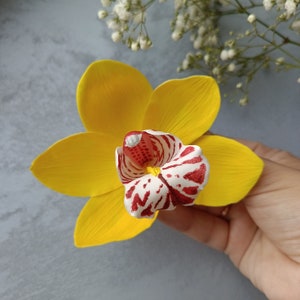 Pasador de pelo de orquídea amarilla. Flor de pelo tiki para boda tropical. Pasador de pelo de flor amarilla, tocado tropical.