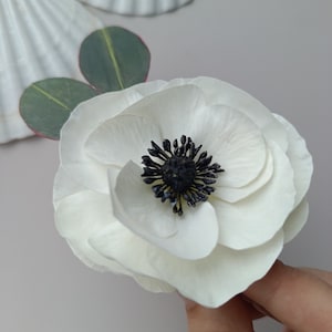 White flower hair clip. Anemone wedding headpiece with eucalyptus. Floral bridal hair piece.