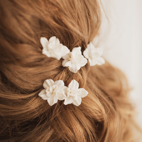 White flower hair pins,  bridal hair pins, small hair flowers bridal hair piece. Wedding floral hairpin set. Floral hair piece