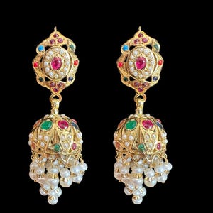 Navratan Jhumka: verguld zilver, edelsteen en parel hyderabadi-oorbellen