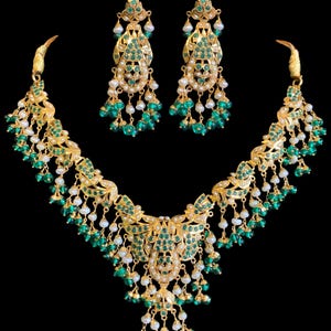Farisa Smaragd Süßwasserperle Jadau Halskette Set, vergoldetes Silber, Jadau Schmuck, Deccan Schmuck, indischer Silberschmuck
