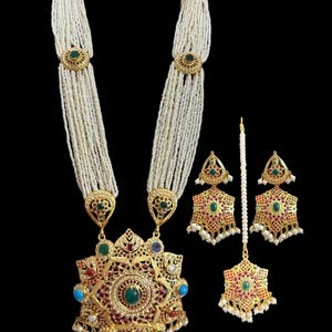 Jadau Rani Haar in Rubin Smaragd mit Süßwasserperlen auf Silber mit Vergoldung, Deccan Schmuck