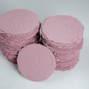Papier fait main recyclé | 3 pouces cercles bords tachetés roses 10 par commande | Scrapbooking artisanal respectueux de l'environnement avec fleurs en relief