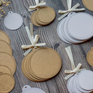 Étiquettes-cadeaux rondes | Papier cartonné 300 g/m² Kraft blanc, techniques mixtes