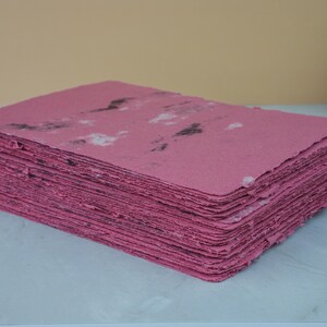 Papel reciclado hecho a mano / Borde desbarbado jaspeado rosa oscuro y rojo / A2 A6 A5 / 5 por pedido