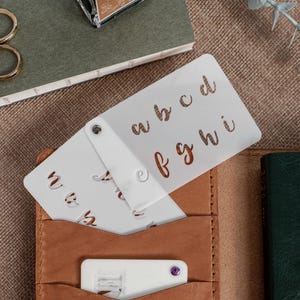 Pequeño folleto con plantillas de letras y números en minúsculas para caligrafía - Planificador de Bullet Journal Bujo ABC 123