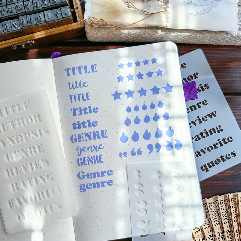 Pode incluir: Um est&ecirc;ncil de pl&aacute;stico branco com as palavras "TITLE", "AUTHOR", "SYNOPSIS", "GENRE", "REVIEW", "RATING", "FAVORITE" e "QUOTES" impressas nele. O est&ecirc;ncil est&aacute; em uma p&aacute;gina branca com carimbos de tinta azul das palavras "TITLE", "GENRE", "genre", "GENRE", "genre" e "genre".
