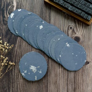 Papel reciclado hecho a mano / 10 azul grisáceo oscuro con copos plateados / Círculos de 3 pulgadas
