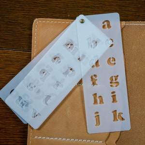 Marcapáginas con plantilla del alfabeto en tono cobre mediano - Plantilla para planificador de viajes Bullet Journal BuJo