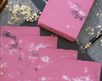 Papel reciclado marmorizado feito à mão: borda irregular rosa escuro vermelho - pacote com 5