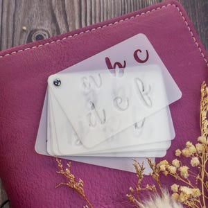 Folleto grande de plantillas de letras y números en minúsculas para caligrafía: cursiva ABC 123, planificador Bujo