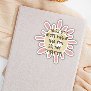 Ich vermisse dich Aufkleber, Pink Gelb abstrakte Sonne, Trauernde geliebte Gedenkstätte, Laptop Handy Dekor, Scrapbooking Geschenk für trauernde Freund