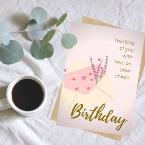 子どもを亡くした方への誕生日カード、亡くなった愛する人への敬意、ピンクの花柄の封筒デザイン、遺族への励ましの贈り物、中は空白