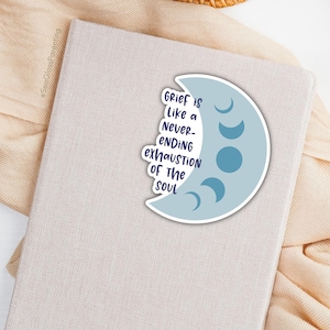 Sticker croissant de lune, Le deuil est comme un épuisement interminable de l'âme, La vie après la perte d'un être cher, Sticker pour ordinateur portable pour un ami endeuillé