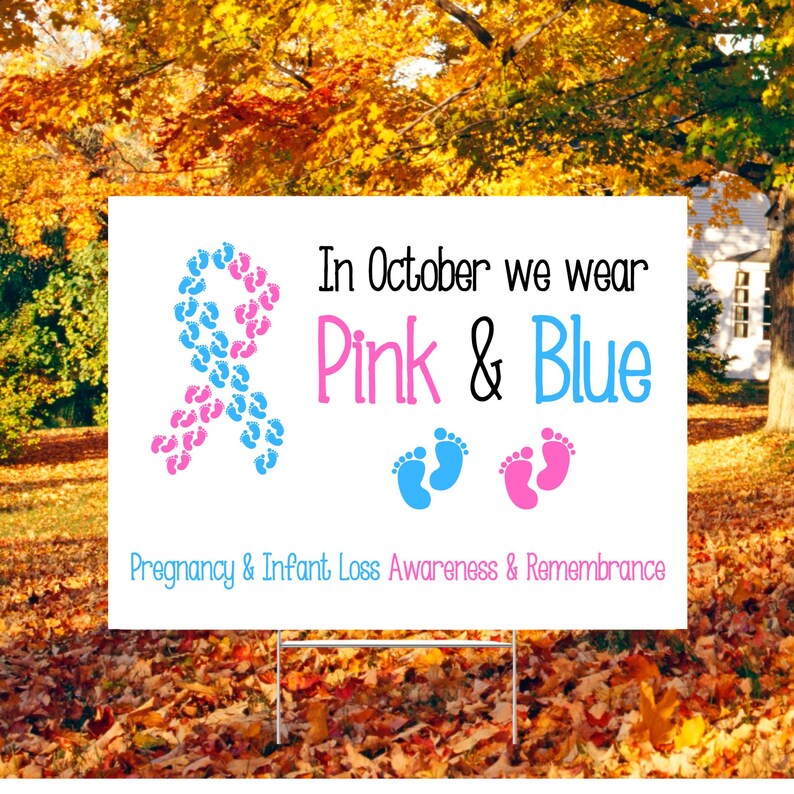 Pode incluir: Uma placa de jardim branca com texto e gr&aacute;ficos. A placa diz "Em outubro vestimos rosa e azul" com uma fita e pegadas em rosa e azul. Para a conscientiza&ccedil;&atilde;o e lembran&ccedil;a da perda gestacional e infantil.