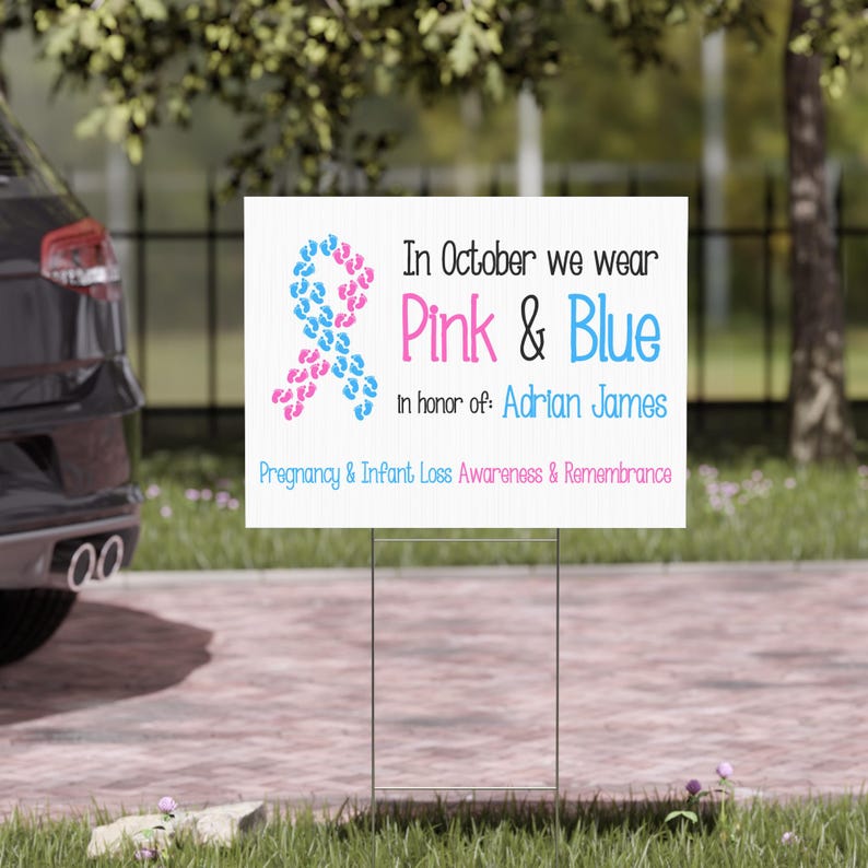 Pode incluir: Uma placa branca com texto e gr&aacute;ficos. A placa diz "Em outubro vestimos rosa e azul" e "Em homenagem a: Adrian James". Uma fita feita de pegadas rosa e azuis est&aacute; &agrave; esquerda. O texto inferior diz "Conscientiza&ccedil;&atilde;o e lembran&ccedil;a da perda gestacional e infantil."