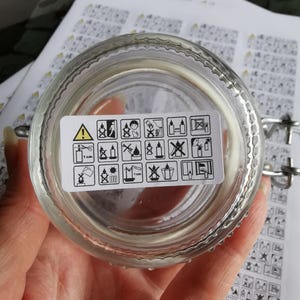 Bodenetikett mit  Warnhinweisen für Kerzen