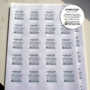 Könnte beinhalten: Blatt mit weißen, runden Etiketten mit dem Text "LAVENDELKERZE" und Produktinformationen. Jedes Etikett enthält Herstellerdetails, Kontaktinformationen und Warnsymbole, alles in schwarzer Tinte.