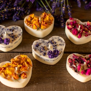61,46 EUR/1kg | 2 Herzkerzen mit echten Blüten | Lavendel | Rose | aus Rapswachs | Handgefertigt | 100% Vegan
