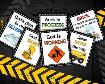 Op de afbeelding: Een verzameling kaarten met een bouwthema en inspirerende boodschappen. De kaarten tonen zinnen als "Gods plan is ons blauwdruk", "Work in Progress" en "Jezus effent de weg". De achtergrond heeft een bouwzone-ontwerp met gele en zwarte strepen.