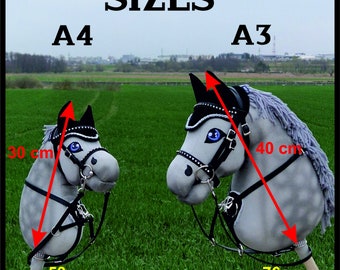 Hobby Horse Friese Schwarz A3 – Steckenpferd Mit Zaumzeug & Weißer Fliegenhaube, 74 Cm Hoch